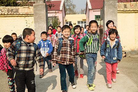 活力相伴亚洲乡村小学生在放学回家图片