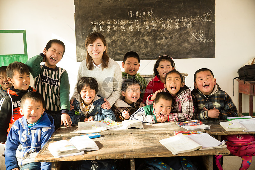 环境彩色图片农村乡村女教师和小学生在教室里图片