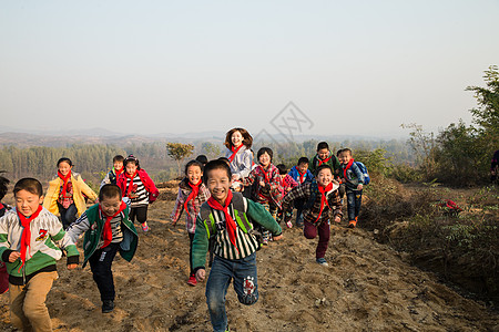 男生户外活动山区渴望成年人乡村女教师和学生在玩耍背景