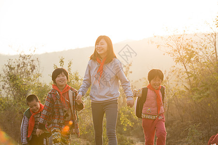 环境问题希望偏远的东方人乡村女教师和学生户外活动背景