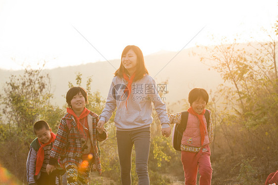 希望偏远的东方人乡村女教师和学生户外活动图片