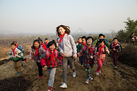 童年人水平构图乡村女教师和学生在玩耍图片