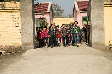 学校白昼女生乡村小学生在放学回家图片