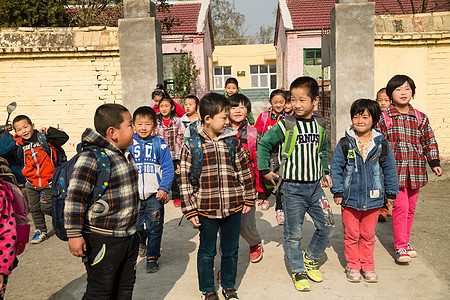 平房微笑的团结乡村小学生在放学回家图片