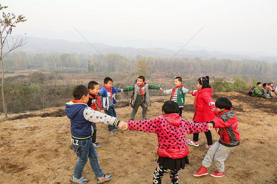 愉悦红领巾努力欢乐的乡村小学生图片
