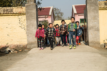 亚洲人无忧无虑童年乡村小学生在放学回家图片