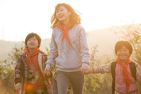 知识小学生艰苦乡村女教师和学生户外活动图片