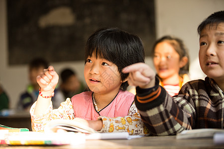 日光读东亚乡村小学里的小学生图片