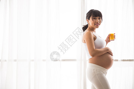 户内青年女人孕妇喝果汁图片