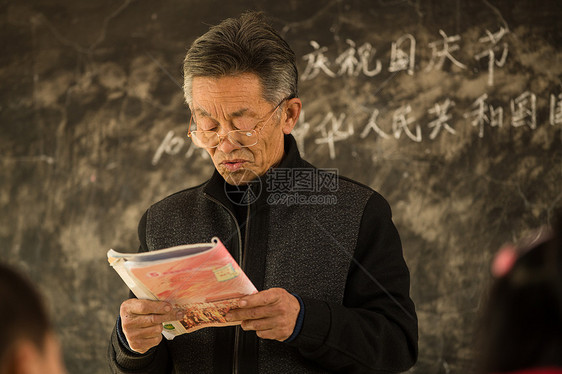 老年男人摄影彩色图片乡村小学老师在上课图片