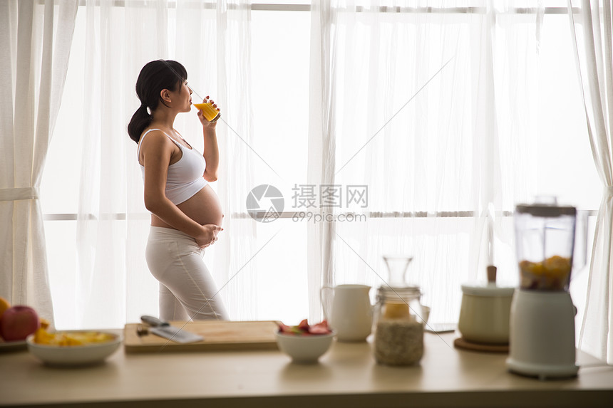 20多岁露出肚子杯子孕妇喝果汁图片