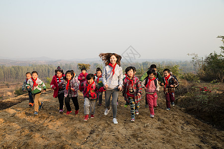 老师团队关爱乡村女教师和学生在玩耍图片