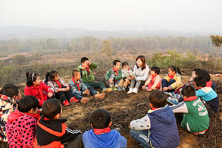 小学男生书亚洲乡村教师和小学生在户外学习图片