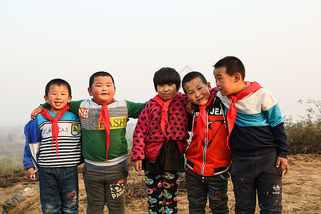 女孩可爱的天空欢乐的乡村小学生图片