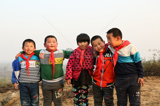 女孩可爱的天空欢乐的乡村小学生图片