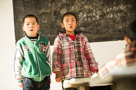 人希望仅女孩乡村小学里的小学生高清图片