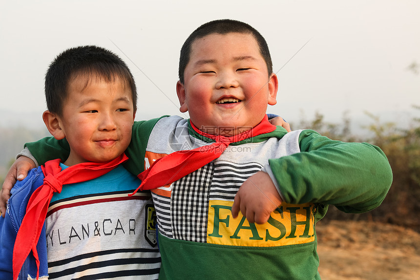 儿童男孩高兴欢乐的乡村小学生图片