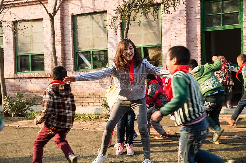 希望红领巾女生乡村教师和小学生在学校里做游戏图片