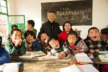 成年人农村艰苦乡村男教师和小学生在教室里图片