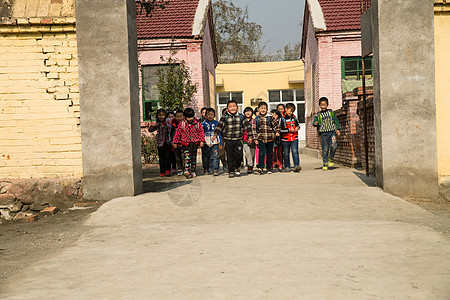 童年亚洲学龄儿童乡村小学生在放学回家图片