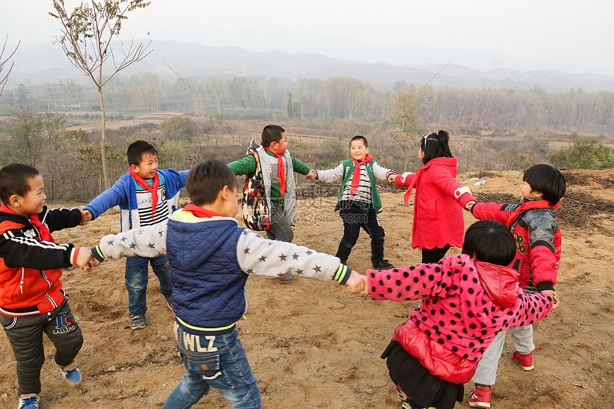 教育团结户外欢乐的乡村小学生图片