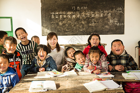 外国女教师环境希望小学学龄儿童乡村女教师和小学生在教室里背景