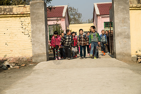 女生下课儿童乡村小学生在放学回家背景图片