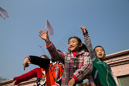 团结关爱贫穷乡村小学生在学校放纸飞机图片