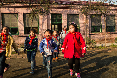 摄影表现积极教育乡村教师和小学生在学校里图片