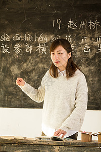 学校讲台活力亚洲人文字乡村女教师在教室里背景