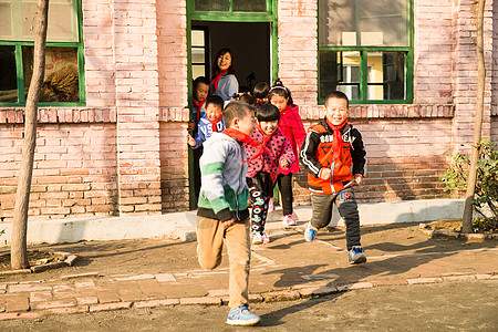 亚洲儿童玩耍乡村教师和小学生在学校里高清图片