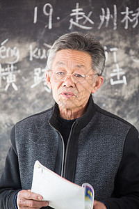 农村老年男人男人乡村小学老师在上课图片