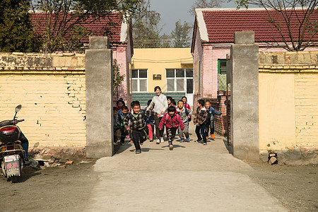亚洲人农村乐观乡村女教师和学生在户外图片