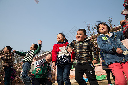6岁到7岁东亚贫穷乡村小学生在学校放纸飞机图片