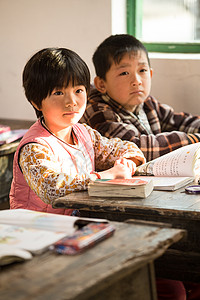 孩子认真幸福学龄儿童8岁到9岁乡村小学里的小学生背景