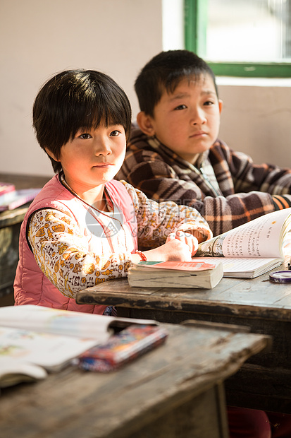 幸福学龄儿童8岁到9岁乡村小学里的小学生图片