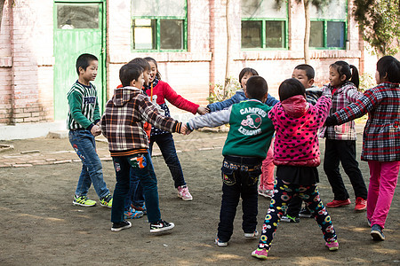 下课人男孩乡村小学生在学校图片