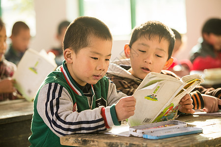 保护东亚相伴乡村小学里的小学生图片