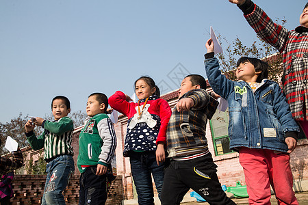 学校活动东方人教育扔乡村小学生在学校放纸飞机背景