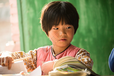 希望教科书写字乡村小学里的小学女生图片