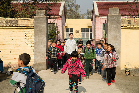 女生下课在校生乡村女教师和学生在户外图片