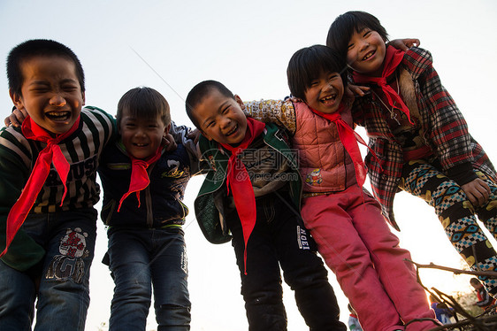 艰苦梦想少量人群欢乐的乡村小学生图片