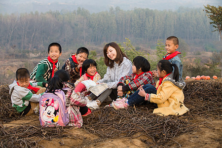 女孩活力成年人乡村教师和小学生在户外学习图片