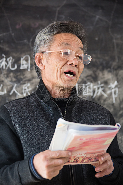 希望人仅一个老年男人乡村小学老师在上课图片