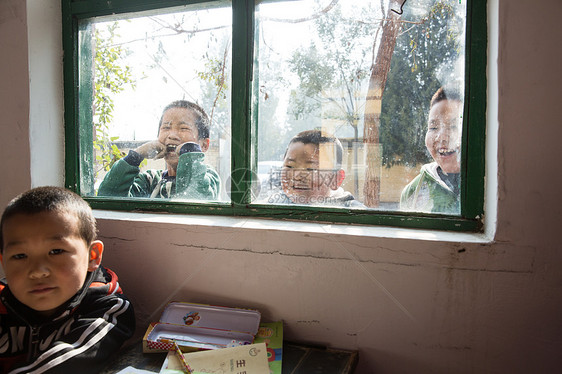 摄影智慧知识乡村小学里的小学生图片