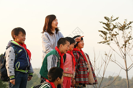 相伴男孩老师乡村女教师和学生在户外图片