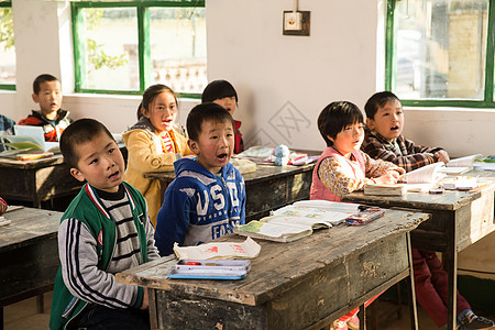 相伴智慧保护乡村小学里的小学生图片