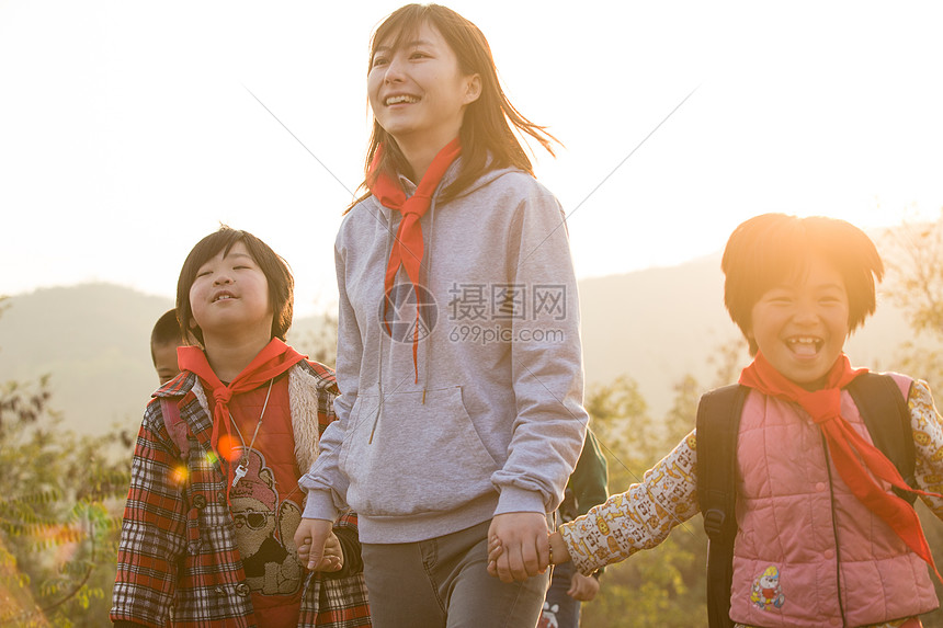 非都市风光关爱农村乡村女教师和学生户外活动图片