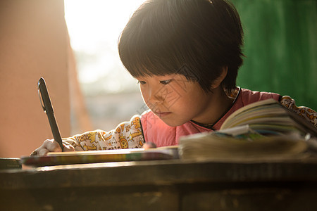 东方人仅儿童知识乡村小学里的小学女生图片