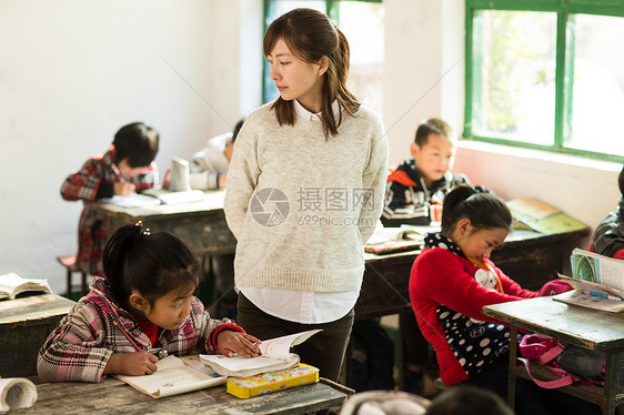 渴望教科书教育乡村女教师和小学生在教室里图片